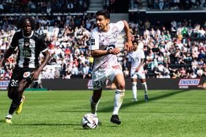 记者：里尔队长安德烈告知高层想离队，他已和巴黎FC谈妥3年合约