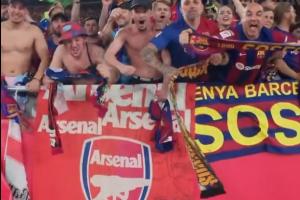 枪手乱入巴萨球迷庆祝国王杯夺冠，展示了一面阿森纳旗帜
