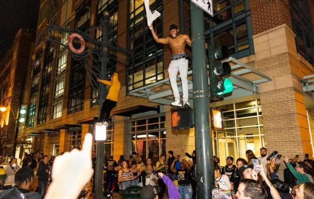 开云APP-10人中枪！掘金夺冠球馆附近发生枪击：嫌疑人受伤