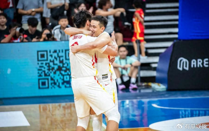 男篮大逆转赛后更衣室曝光！篮协主席激动哭了：赵睿喜极而泣|中国队|中国台北队|世预赛|日本|郭士强_新浪体育_新浪新闻