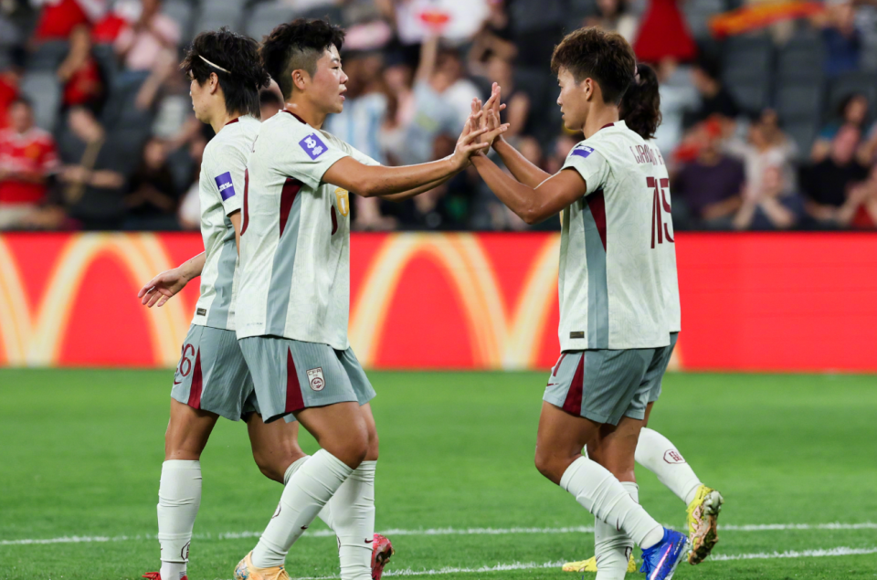 kaiyun-中国女足半场2球领先！王霜进球被吹后轰世界波，张睿建功