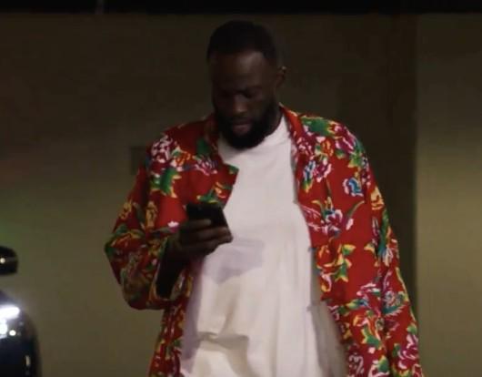 开云体育APP下载-湾区雨姐，追梦格林身着中国东北大花袄进入球馆