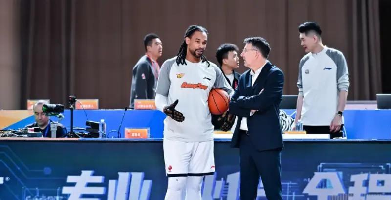 kaiyun-杜锋一战引众怒！外援选择失败，防守大空，用人还一塌糊涂！